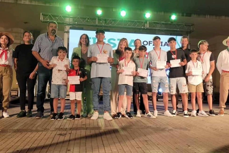 Jóvenes y niños que se han destacado en clubes de fútbol de toda la región, siendo corondinos. Crédito: Municipalidad de Coronda / Juan E. Volkart.