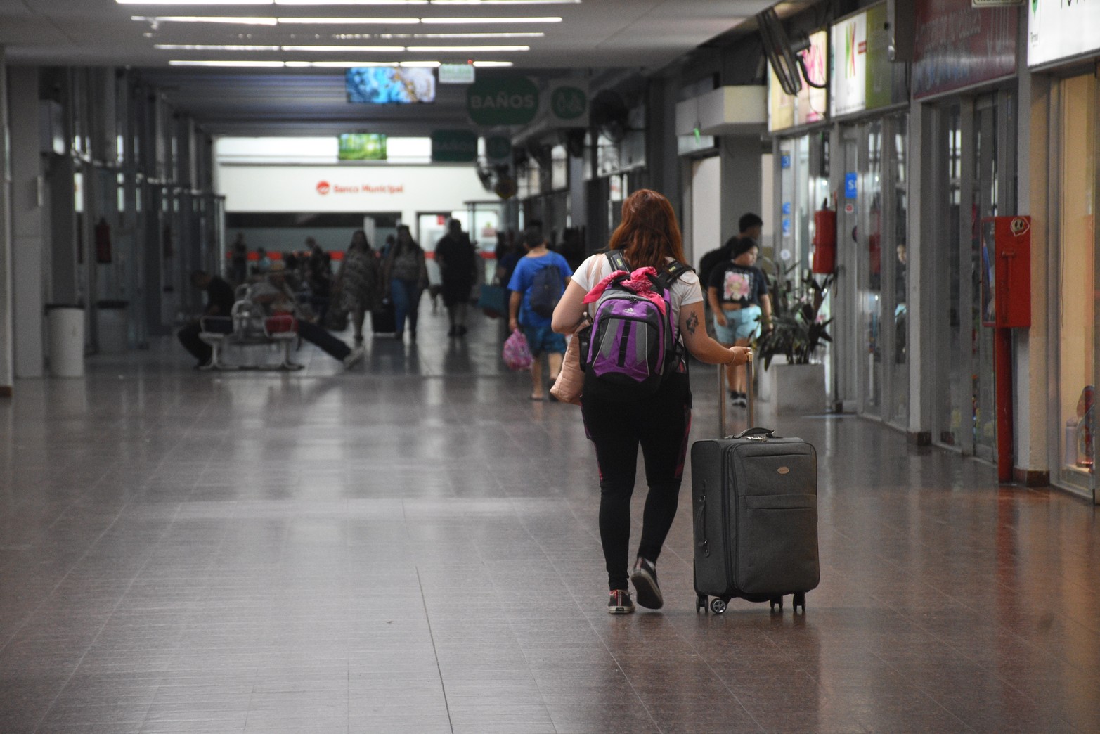 Recambio turístico en la terminal. Durante la temporada de verano, la terminal de ómnibus experimenta un notorio aumento de actividad, con la presencia de quienes eligen la ciudad como su destino para vacacionar y de los santafesinos que eligen otros lugares para descansar. Foto: Malena Rodríguez