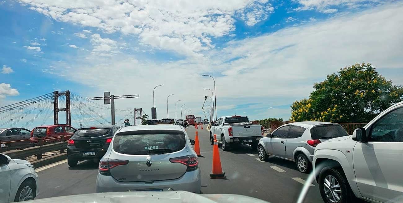 Demoras en el tránsito por trabajos en luminarias en el Puente Oroño