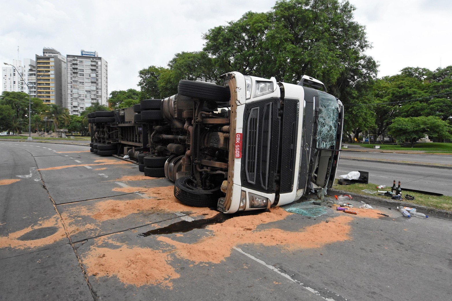 Quienes transitaban el domingo pasado por Avenida Alem se sorprendieron por la presencia de un camión que se había accidentado en horas de la madrugada en la intersección con calle San Luis. Foto: Pablo Aguirre