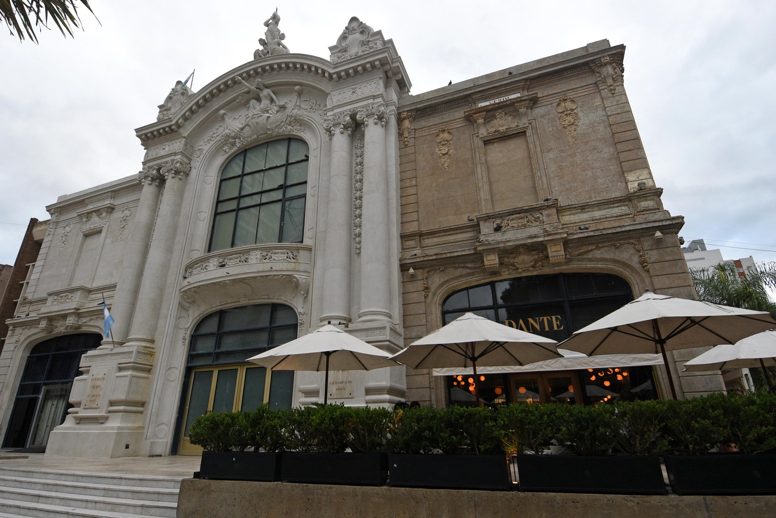 Teatro Municipal "bicolor". Aunque falta terminar la restauración, igualmente se desarmaron los andamios para no interrumpir el funcionamiento del bar que funciona en el ala sur, según se informó desde el municipio. Mientras tanto, se esperan definiciones por fondos nacionales para la culminación de la obra. Foto: Pablo Aguirre