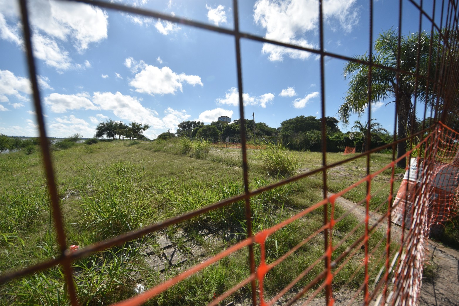 Con la obra paralizada, la Costanera Kirchner quedó inaccesible y su futuro es incierto. En el lugar, el año pasado, se iniciaron obras de infraestructura mediante un proyecto de la anterior gestión municipal y con financiamiento del por entonces gobierno nacional. Hoy, el acceso está bloqueado por una reja que impide tanto el paso peatonal como vehicular. Foto: Manuel Fabatía