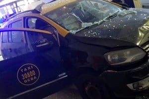 El taxi terminó dentro de un banco tras chocar choque en Avenida del Libertador y La Pampa.