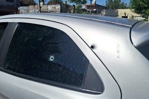Dos orificios de bala se observan en el auto perteneciente al custodio de la ministra Bullrich Eduardo Aguilera cuya hija murió luego de un ataque sufrido este lunes en Lomas de Zamora.