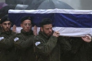 Soldados israelíes portaban el ataúd de Elkana Vizel, uno de los reservistas muertos en Gaza, en su funeral en el cementerio militar Mount Herzl, en Jerusalén, este martes.