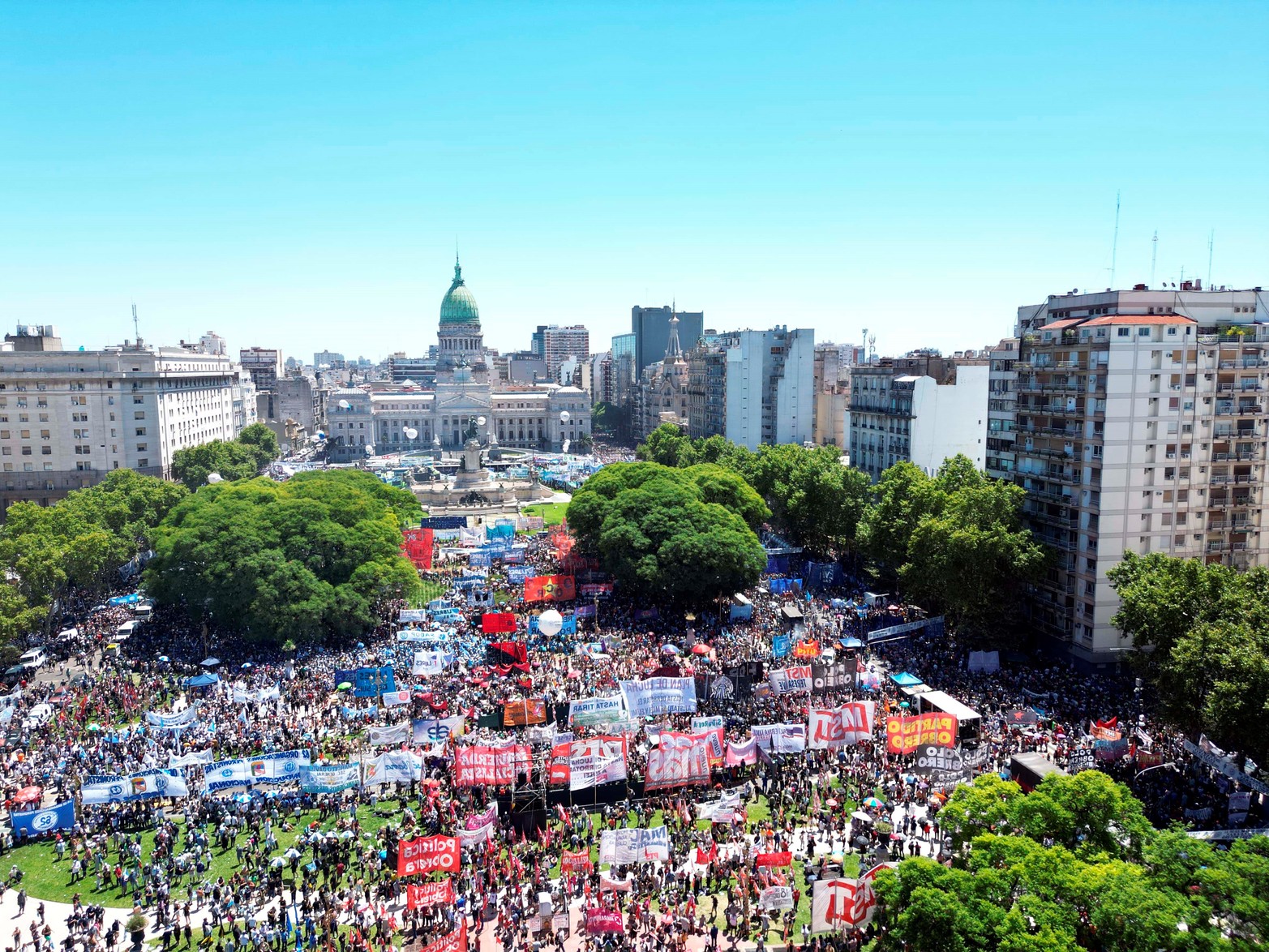 La CGT encabezó un acto contra el gobierno de Javier Milei frente al Congreso, durante el paro de medio día convocado por la central de trabajadores.