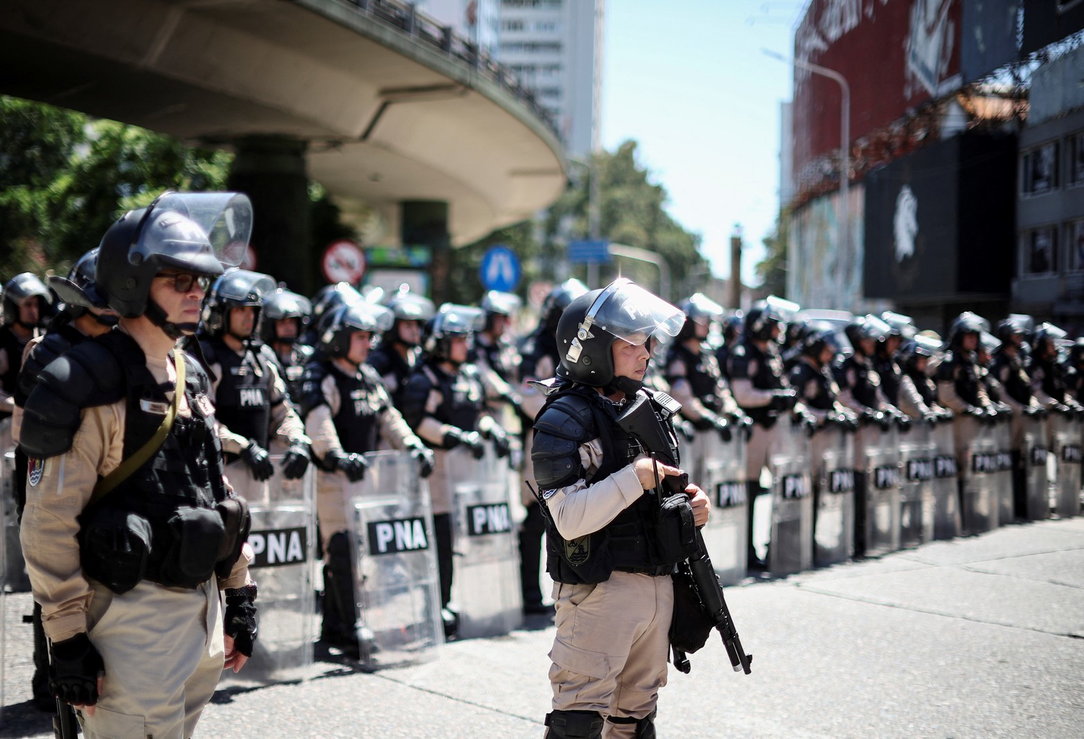 Fuerte operativo policial en adyacencias al Puente Pueyrredón, que divide la ciudad de la provincia de Buenos Aires. Foto: Reuters