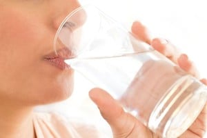 La hidratación se destaca como un pilar fundamental para el funcionamiento adecuado del cuerpo humano