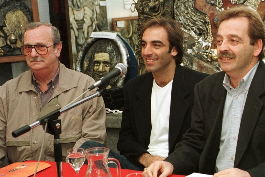 Dayub junto a Osvaldo Neyra y el crítico Roberto Schneider. Fue en 1999, cuando presentó su libro en Santa Fe. Foto: Archivo El Litoral
