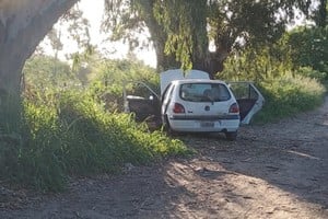 El vehículo fue hallado en un callejón sin nombre, ubicado junto al country Los Molinos. Crédito: El Litoral.