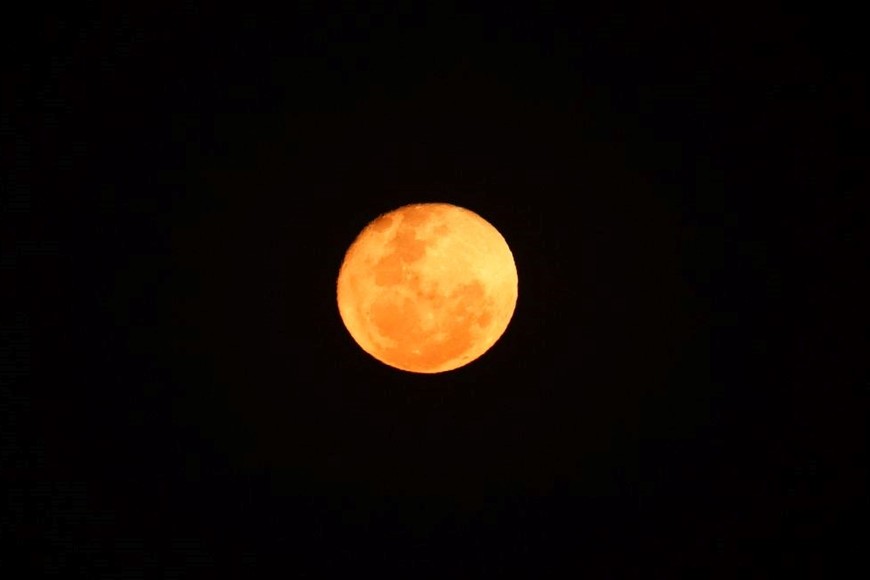 Su color tendrá un tono amarillo anaranjado, característico de las lunas llenas, y será indispensable que el cielo esté despejado para poder contemplarla. Crédito: Fernando Nicola