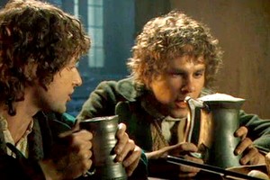 Los gustos del hombre común. En esta escena de uno de los filmes de la saga "El Señor de los Anillos", el hobbits Samsagaz "Sam" Gamyi (Sean Astin) se dispone a beber una suculenta jarra de cerveza.