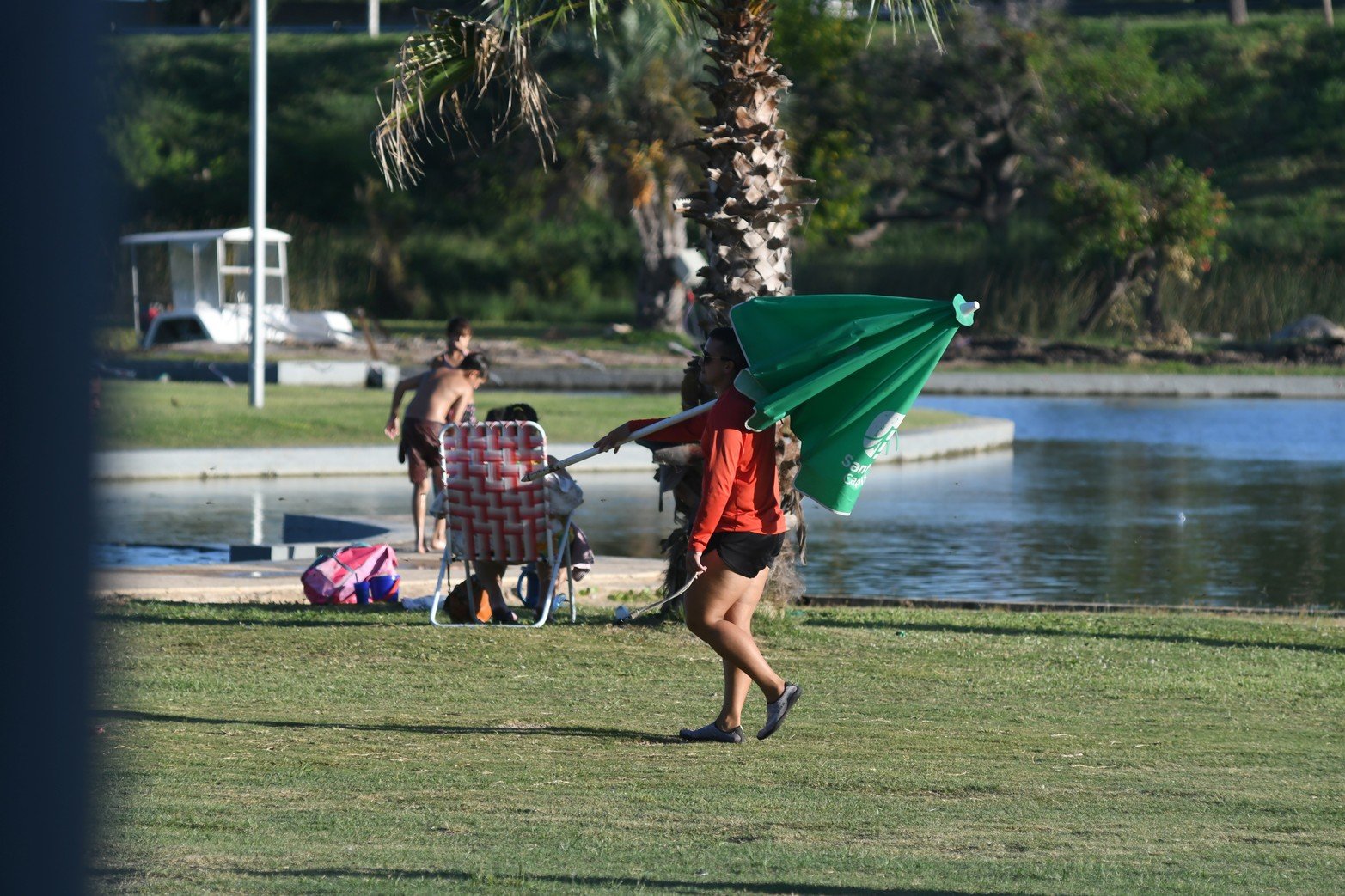 Durante la tarde del domingo,  una gran cantidad de gente se acercó al Parque Sur para realizar diversas actividades, refrescarse en los piletones o simplemente descansar y pasar un buen rato al aire libre.