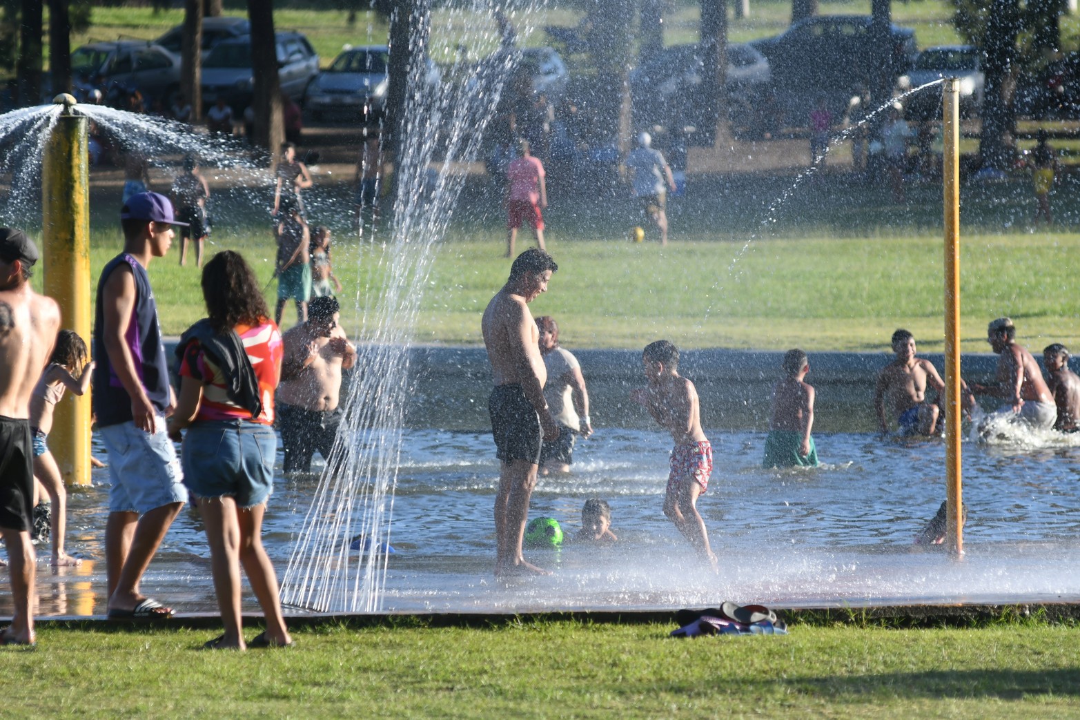 Durante la tarde del domingo,  una gran cantidad de gente se acercó al Parque Sur para realizar diversas actividades, refrescarse en los piletones o simplemente descansar y pasar un buen rato al aire libre.