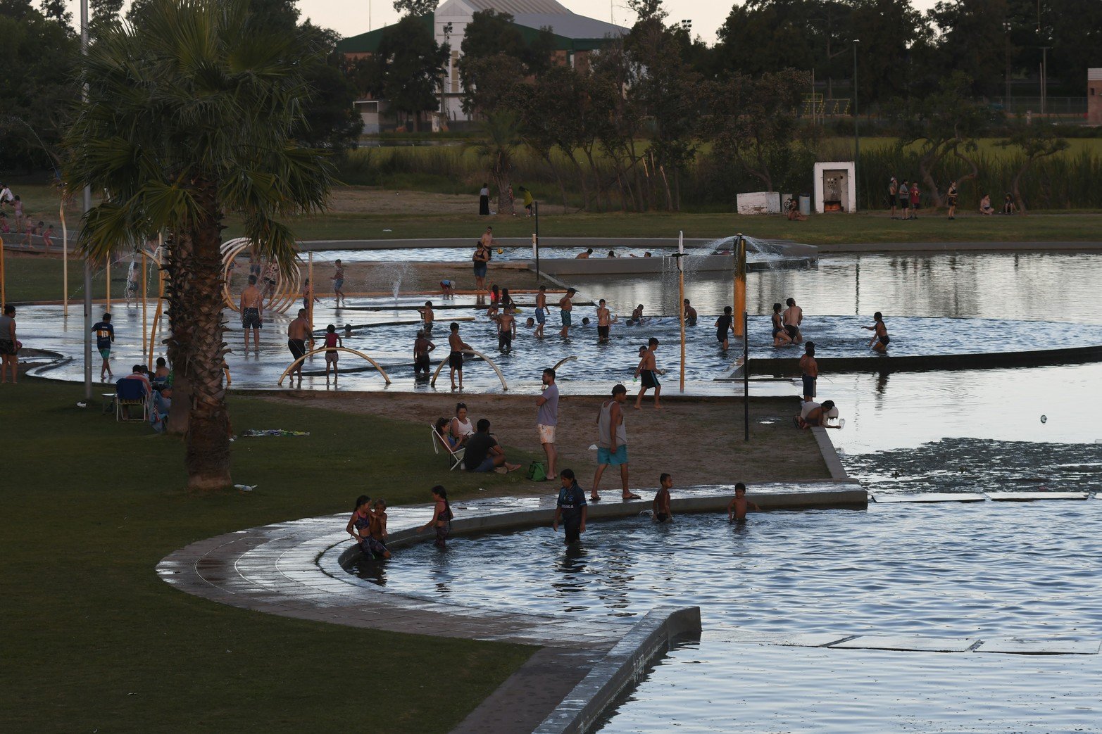 Durante la tarde del domingo, una gran cantidad de gente se acercó al Parque Sur para realizar diversas actividades, refrescarse en los piletones o simplemente descansar y pasar un buen rato al aire libre.