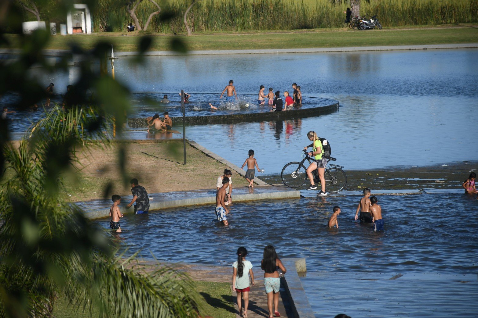 Durante la tarde del domingo, una gran cantidad de gente se acercó al Parque Sur para realizar diversas actividades, refrescarse en los piletones o simplemente descansar y pasar un buen rato al aire libre.