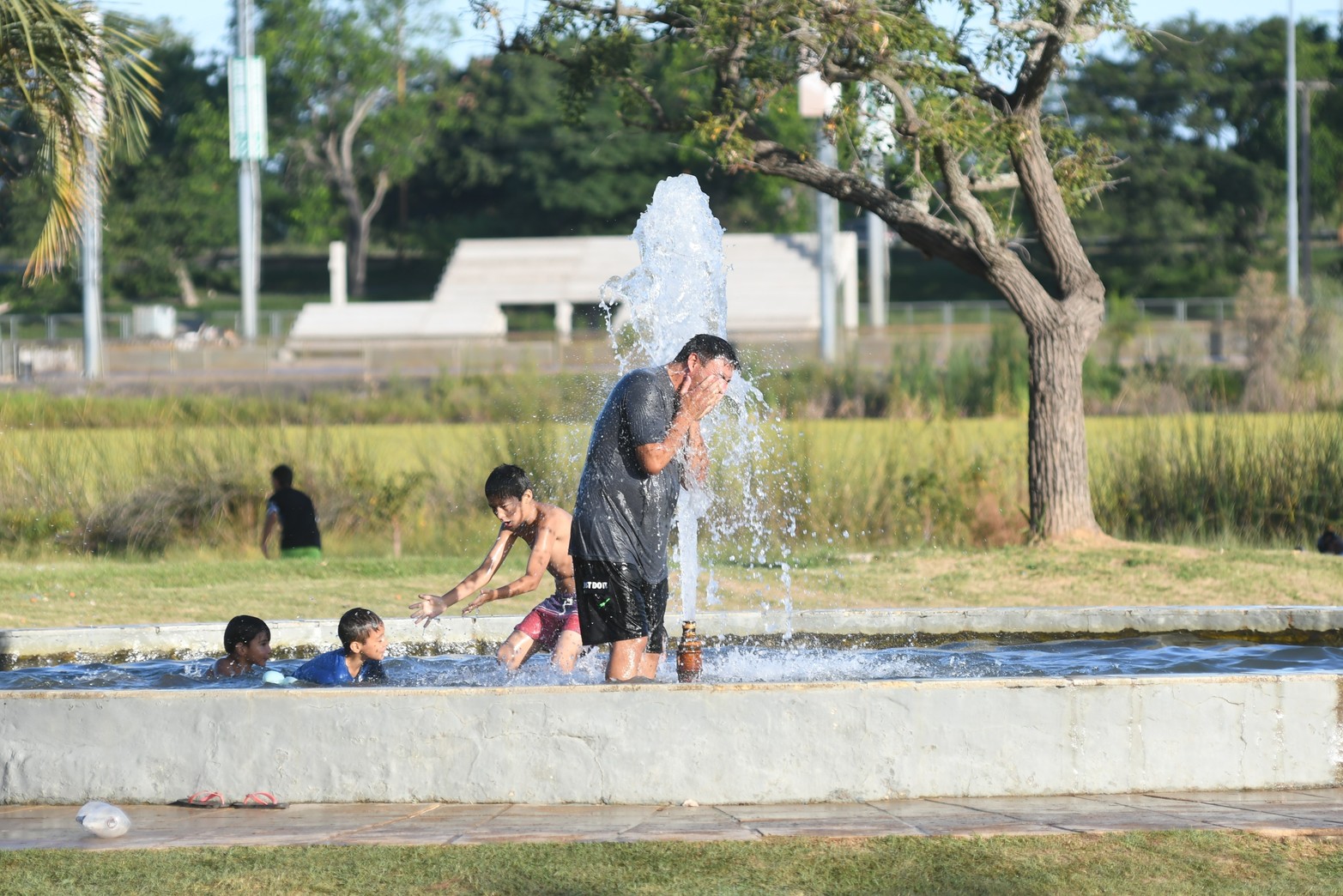 Durante la tarde del domingo,  una gran cantidad de gente se acercó al Parque Sur para realizar diversas actividades, refrescarse en los piletones o simplemente descansar y pasar un buen rato al aire libre.