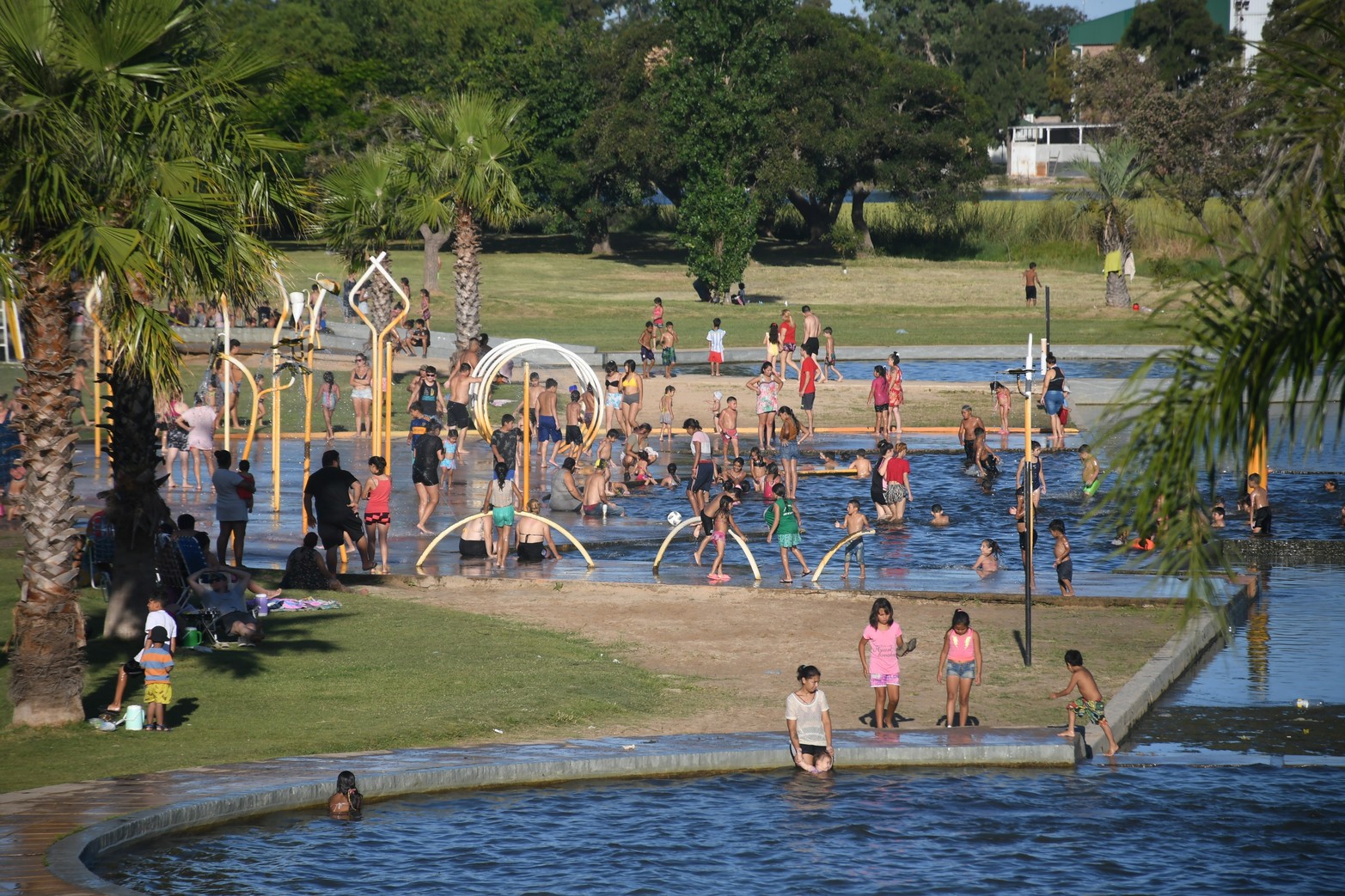 Durante la tarde del domingo,  una gran cantidad de gente se acercó al Parque Sur para realizar diversas actividades, refrescarse en los piletones o simplemente descansar y pasar un buen rato al aire libre.