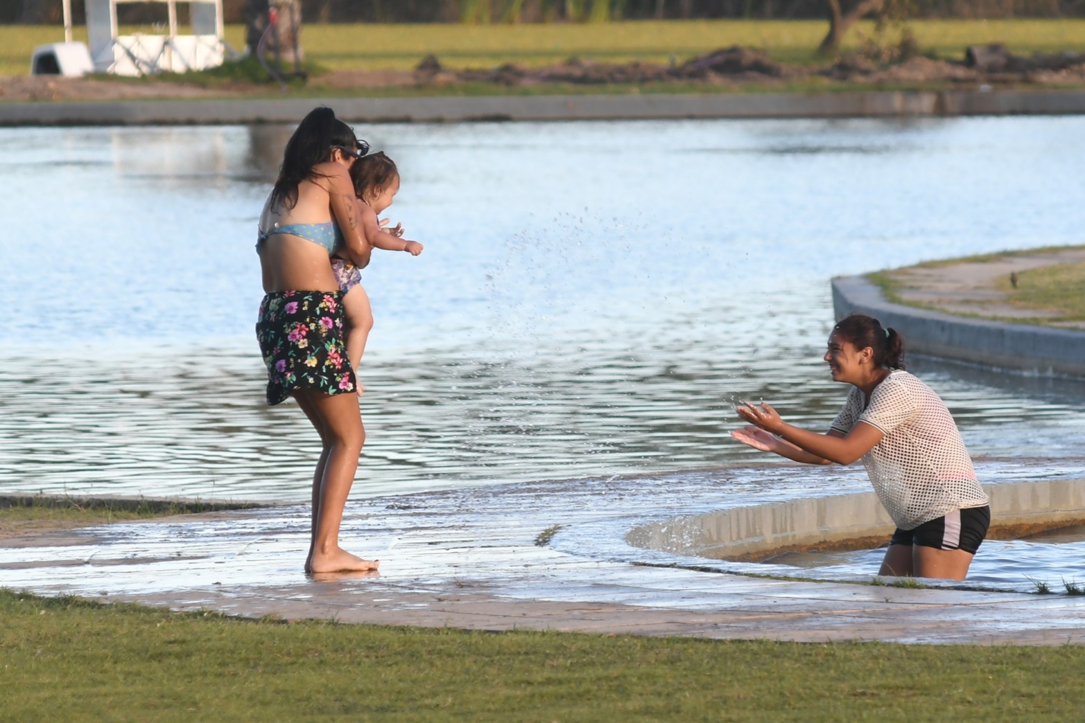 Durante la tarde del domingo,  una gran cantidad de gente se acercó al Parque Sur para realizar diversas actividades, refrescarse en los piletones o simplemente descansar y pasar un buen rato al aire libre.