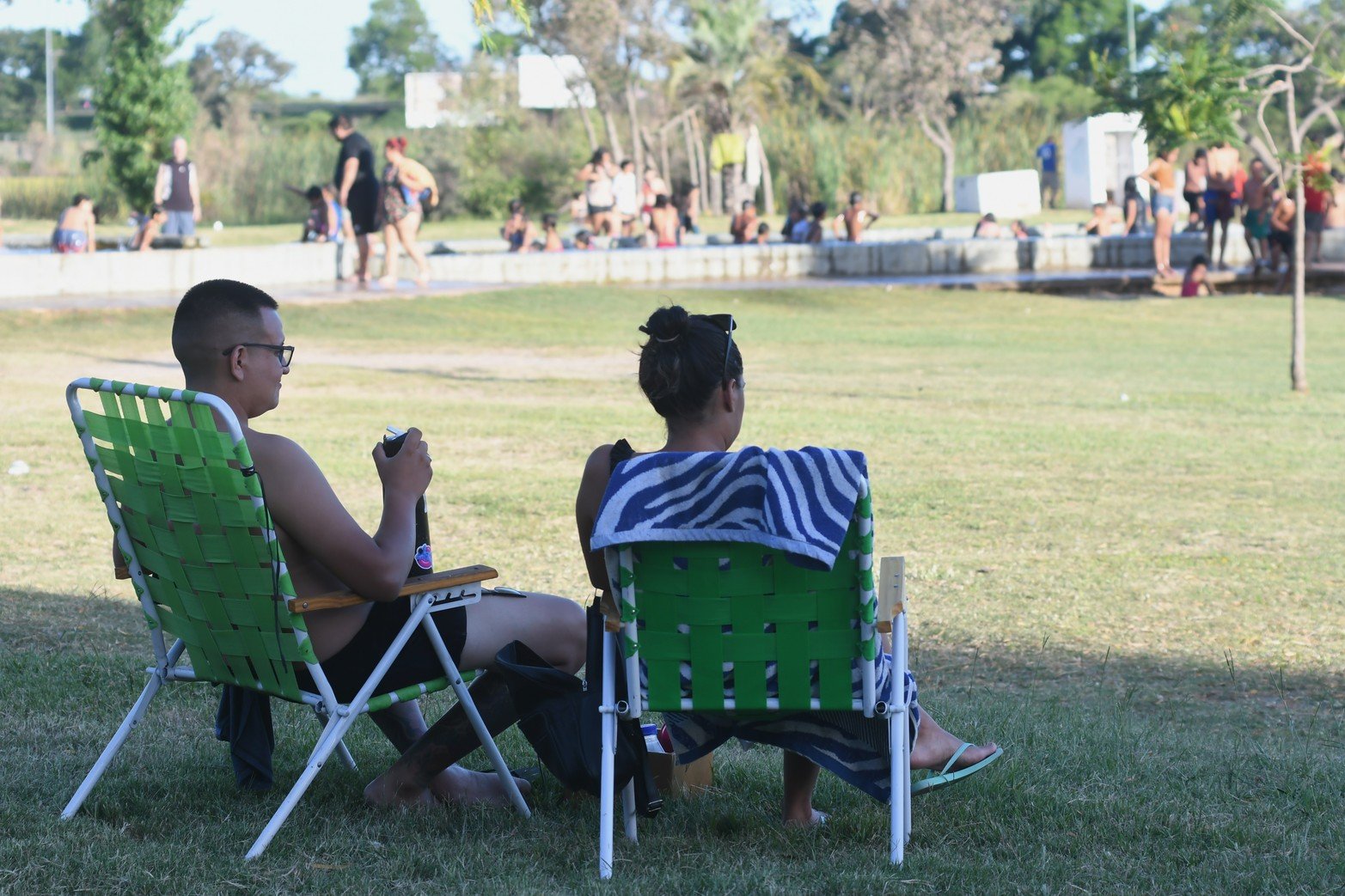 Durante la tarde del domingo, una gran cantidad de gente se acercó al Parque Sur para realizar diversas actividades, refrescarse en los piletones o simplemente descansar y pasar un buen rato al aire libre.