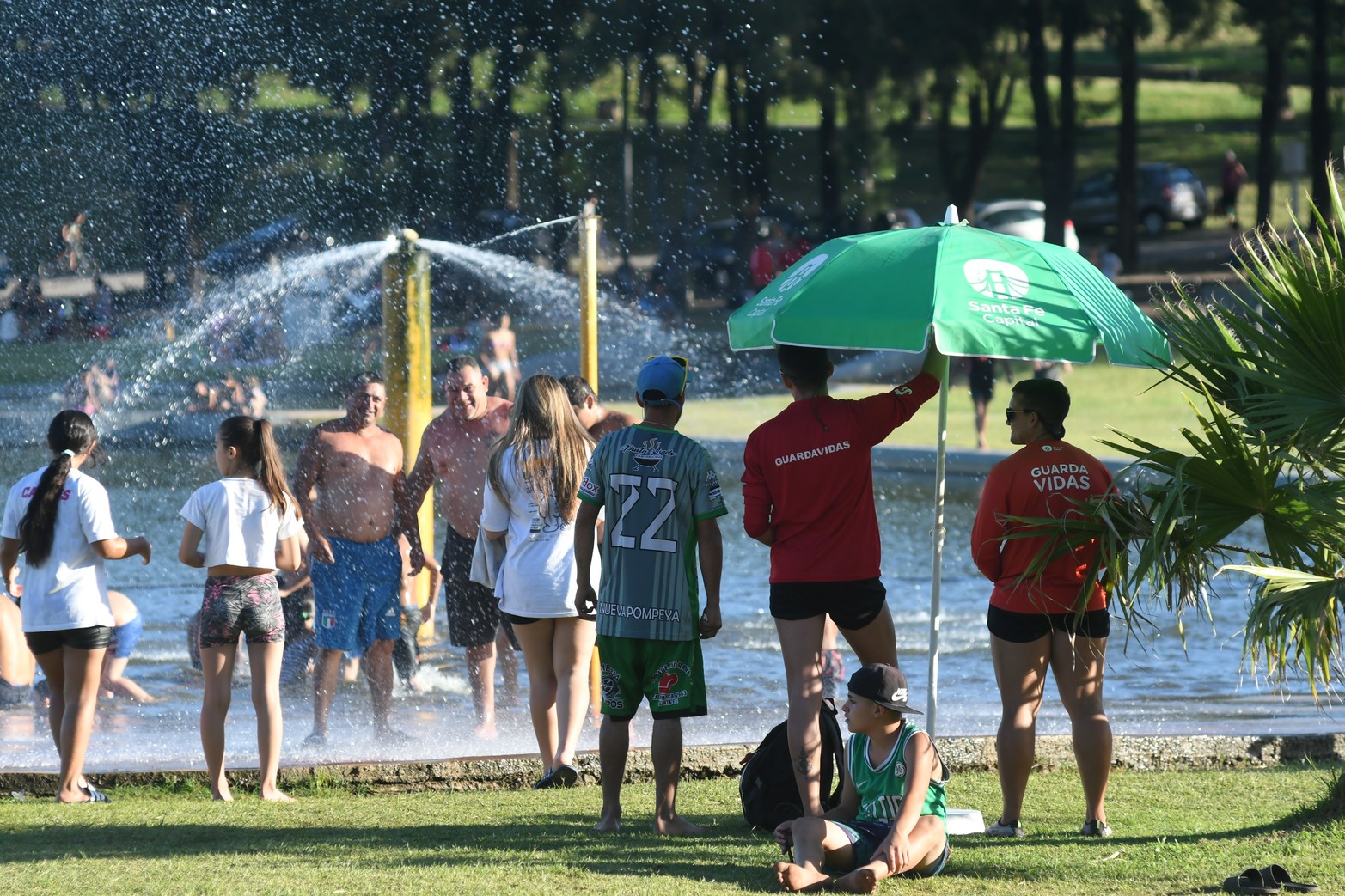 Durante la tarde del domingo,  una gran cantidad de gente se acercó al Parque Sur para realizar diversas actividades, refrescarse en los piletones o simplemente descansar y pasar un buen rato al aire libre.