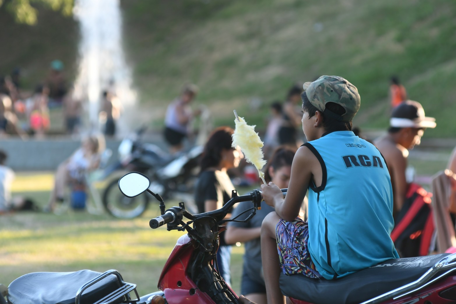 Durante la tarde del domingo,  una gran cantidad de gente se acercó al Parque Sur para realizar diversas actividades, refrescarse en los piletones o simplemente descansar y pasar un buen rato al aire libre.