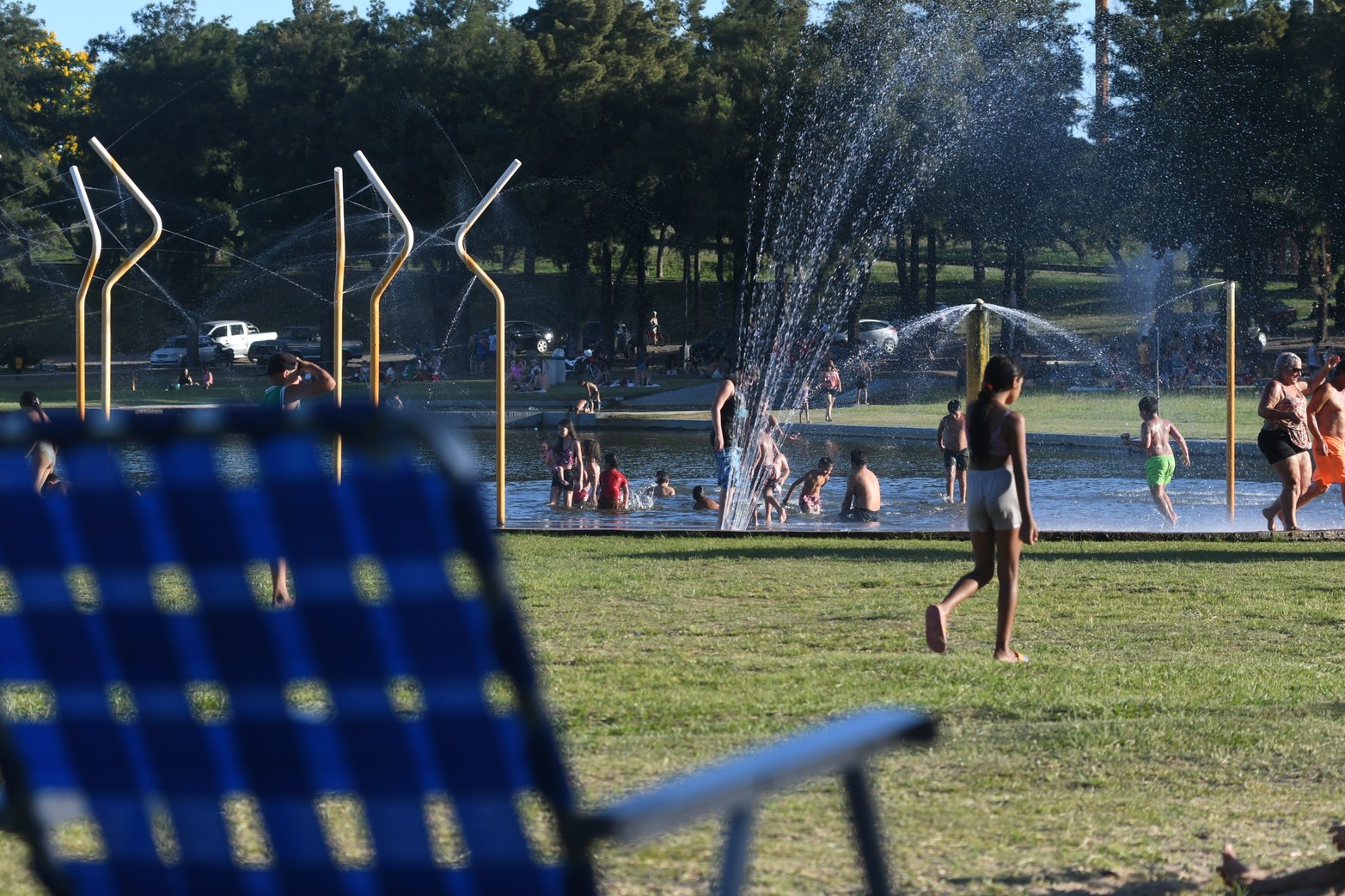 Durante la tarde del domingo,  una gran cantidad de gente se acercó al Parque Sur para realizar diversas actividades, refrescarse en los piletones o simplemente descansar y pasar un buen rato al aire libre.