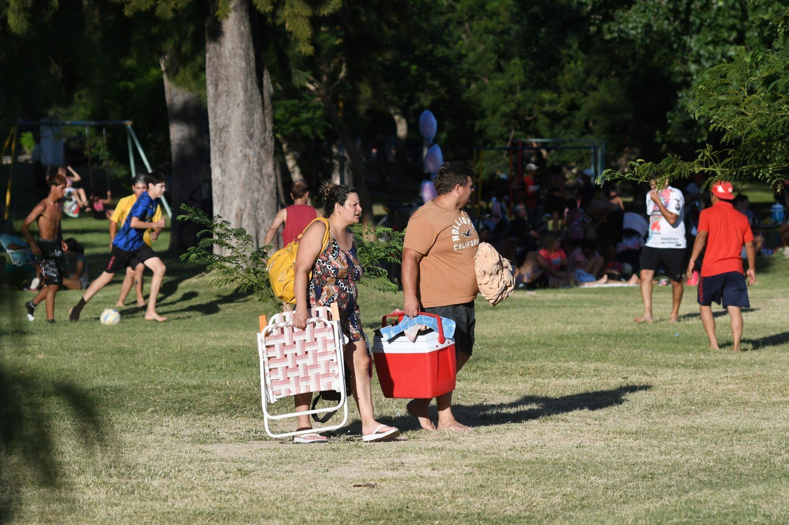 Durante la tarde del domingo,  una gran cantidad de gente se acercó al Parque Sur para realizar diversas actividades, refrescarse en los piletones o simplemente descansar y pasar un buen rato al aire libre.