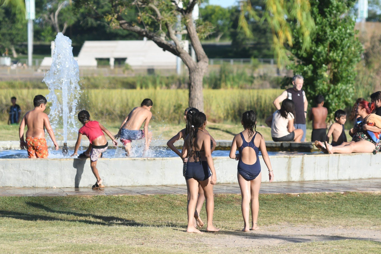 Durante la tarde del domingo,  una gran cantidad de gente se acercó al Parque Sur para realizar diversas actividades, refrescarse en los piletones o simplemente descansar y pasar un buen rato al aire libre.