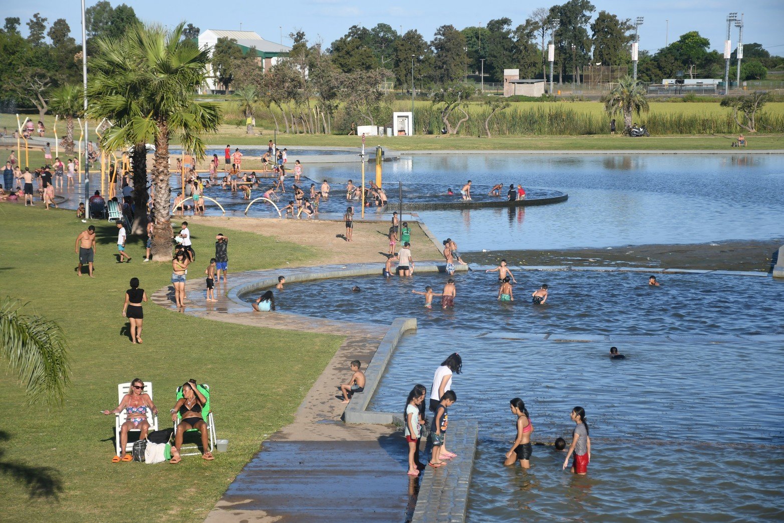 Durante la tarde del domingo, una gran cantidad de gente se acercó al Parque Sur para realizar diversas actividades, refrescarse en los piletones o simplemente descansar y pasar un buen rato al aire libre.