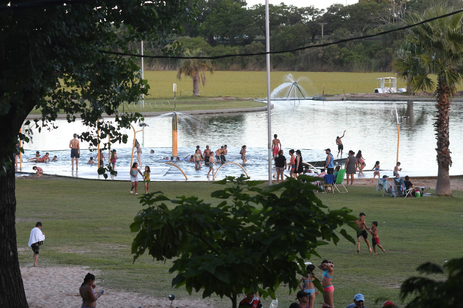 Durante la tarde del domingo,  una gran cantidad de gente se acercó al Parque Sur para realizar diversas actividades, refrescarse en los piletones o simplemente descansar y pasar un buen rato al aire libre.