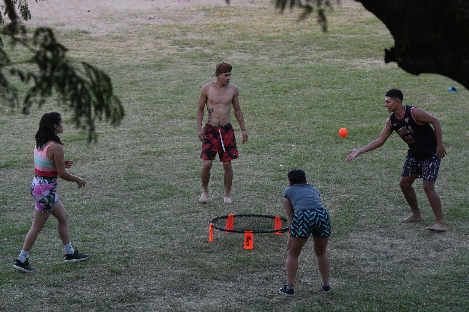 Durante la tarde del domingo,  una gran cantidad de gente se acercó al Parque Sur para realizar diversas actividades, refrescarse en los piletones o simplemente descansar y pasar un buen rato al aire libre.