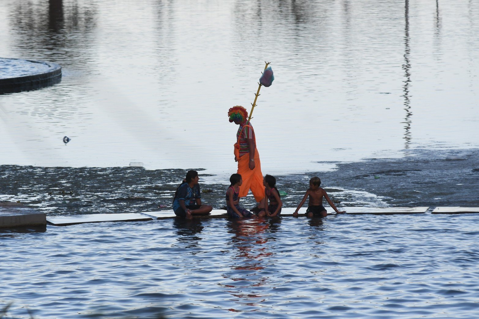 Durante la tarde del domingo,  una gran cantidad de gente se acercó al Parque Sur para realizar diversas actividades, refrescarse en los piletones o simplemente descansar y pasar un buen rato al aire libre.