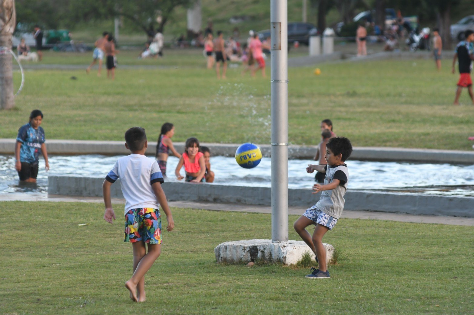 Durante la tarde del domingo, una gran cantidad de gente se acercó al Parque Sur para realizar diversas actividades, refrescarse en los piletones o simplemente descansar y pasar un buen rato al aire libre.