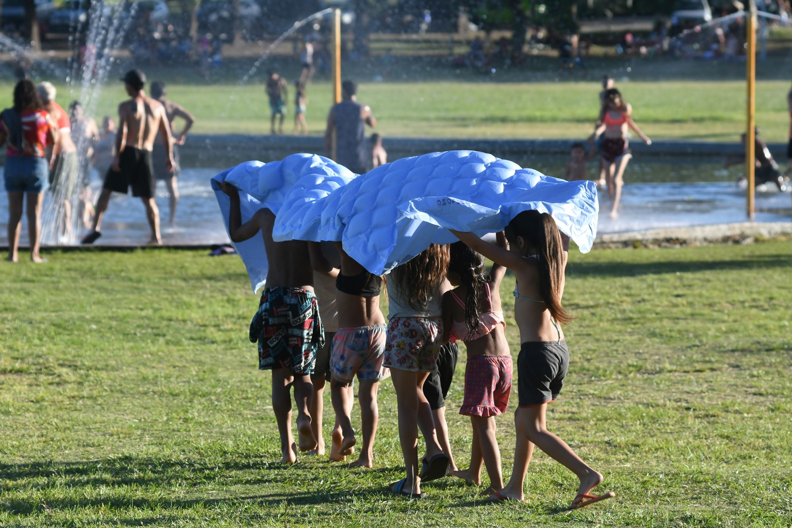 Durante la tarde del domingo,  una gran cantidad de gente se acercó al Parque Sur para realizar diversas actividades, refrescarse en los piletones o simplemente descansar y pasar un buen rato al aire libre.