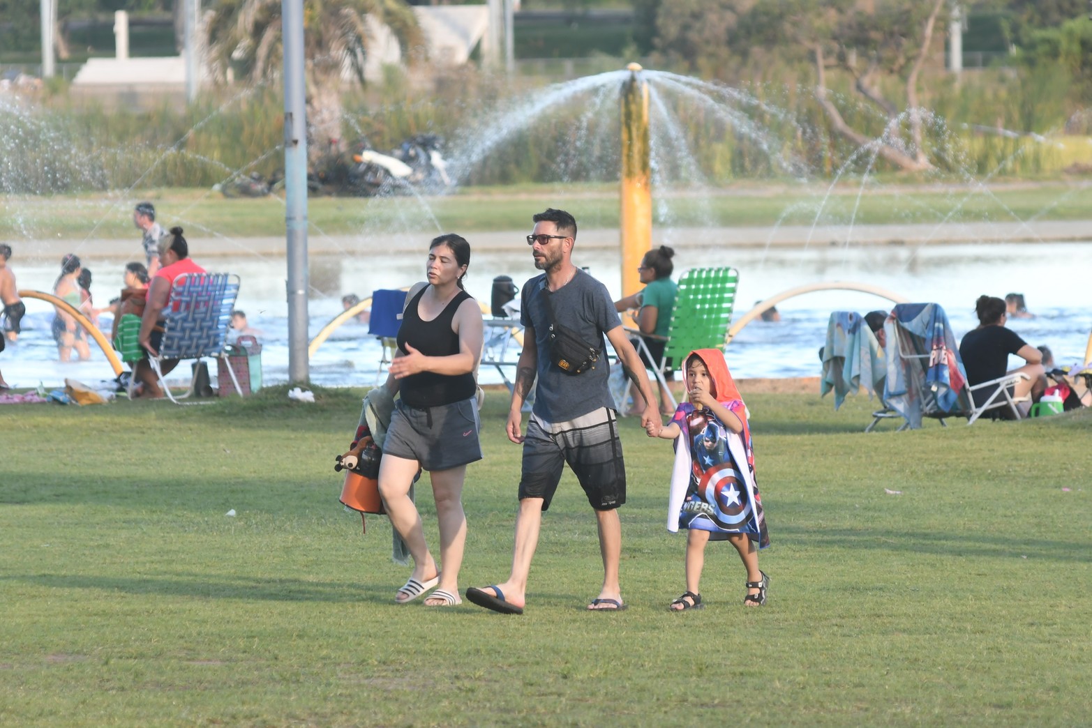 Durante la tarde del domingo,  una gran cantidad de gente se acercó al Parque Sur para realizar diversas actividades, refrescarse en los piletones o simplemente descansar y pasar un buen rato al aire libre.