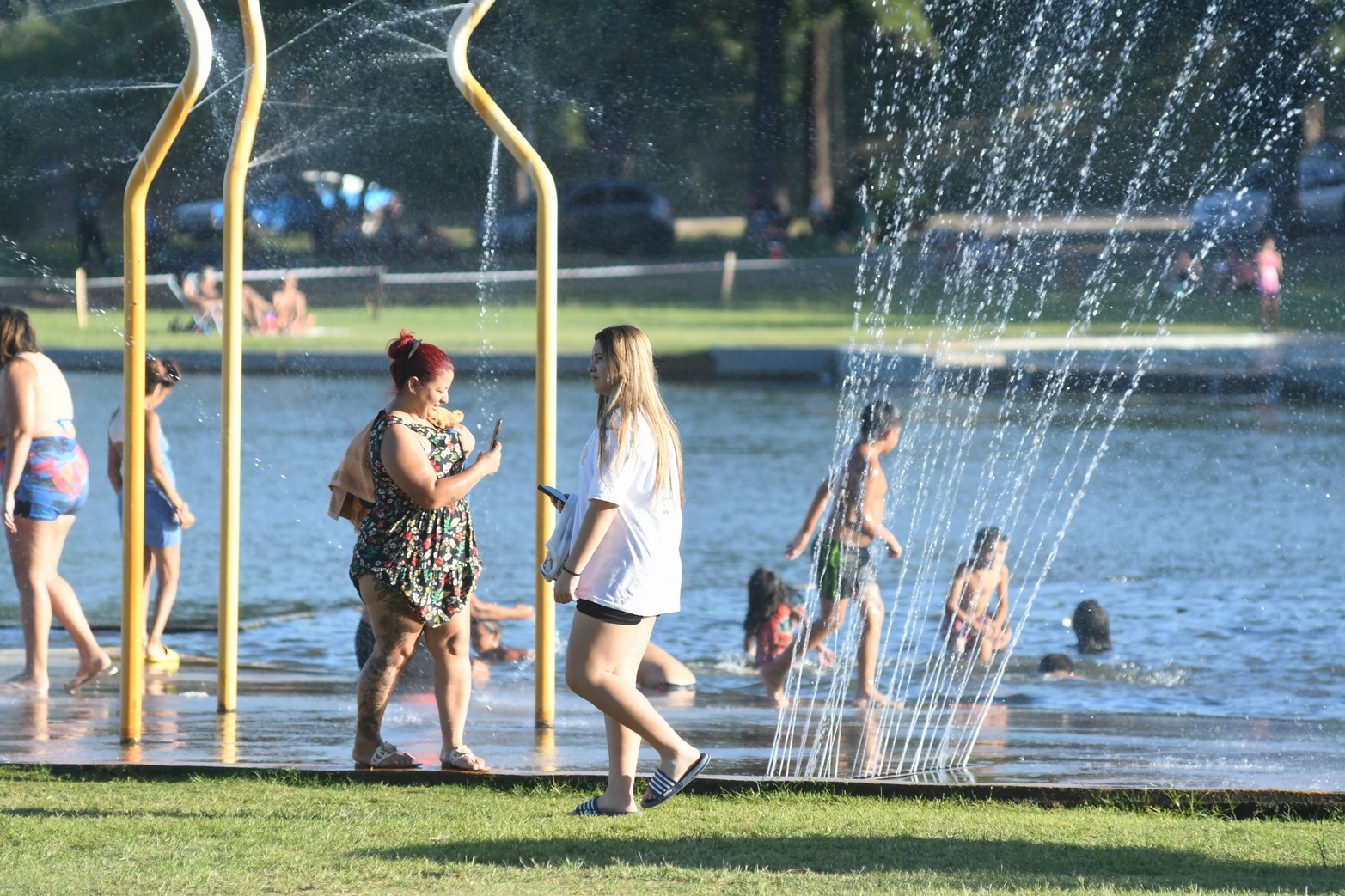 Durante la tarde del domingo,  una gran cantidad de gente se acercó al Parque Sur para realizar diversas actividades, refrescarse en los piletones o simplemente descansar y pasar un buen rato al aire libre.