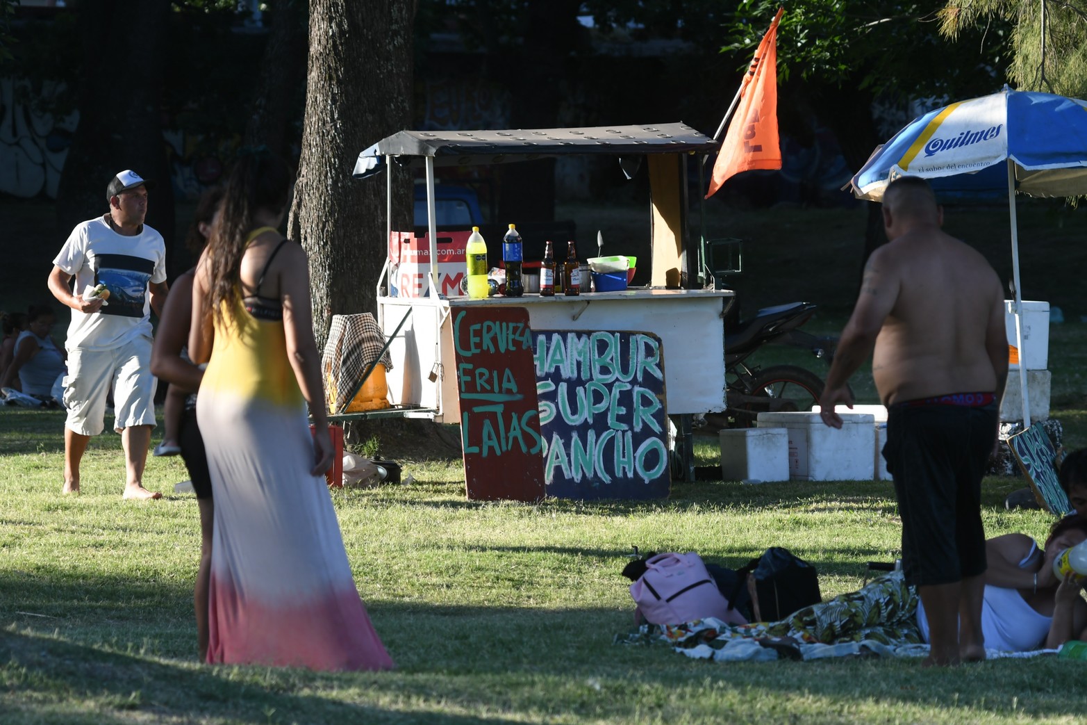 Durante la tarde del domingo, una gran cantidad de gente se acercó al Parque Sur para realizar diversas actividades, refrescarse en los piletones o simplemente descansar y pasar un buen rato al aire libre.