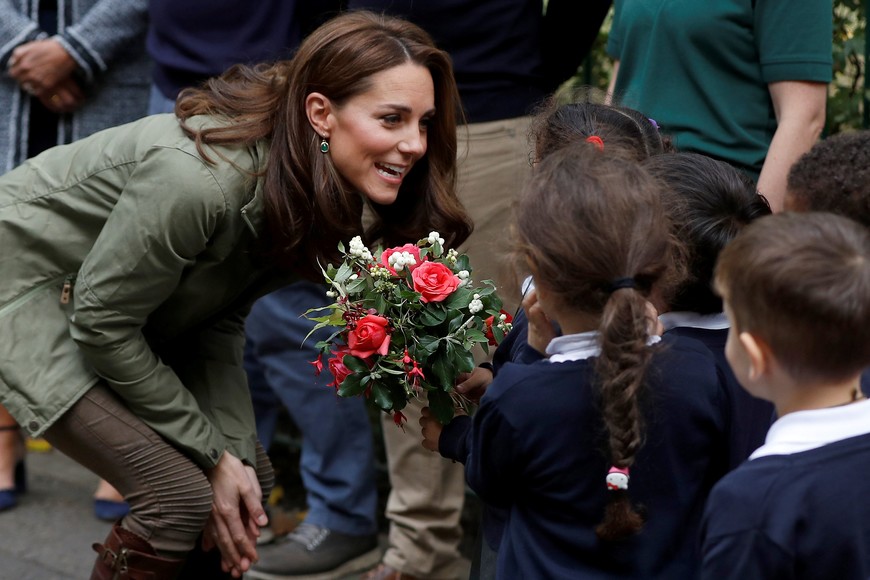 Katherine, Duchess of Cambridge is given a floral posie as she arrives at Sayers Croft Forest School in London, Britain, October 2, 2018. REUTERS/Peter Nicholls inglaterra londres Kate Middleton duquesa de cambridge visita escuela Sayers Croft Forest familia real britanica