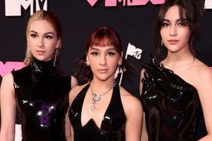 The Warning, trío mexicano, en los  MTV Video Music Awards (VMAs): Daniela, Paulina y Alejandra Villarreal Vélez.