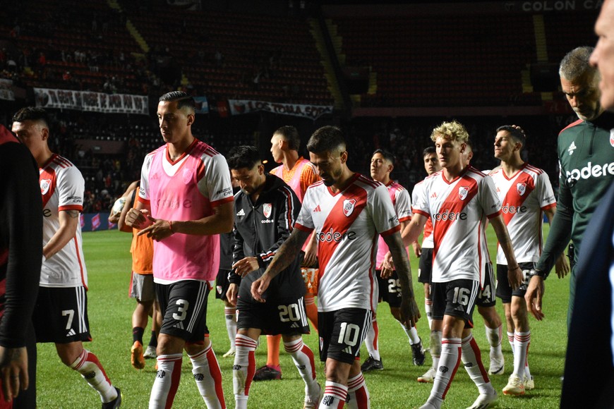 La última presentación de River en cancha de Colón fue por la pasada Copa de la Liga y terminó 2 a 2. Crédito: Manuel Fabatía