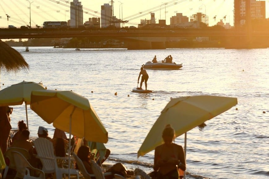 La playa de la Costanera Este, uno de los lugares predilectos para pasar el verano en la ciudad. Foto: Malena Rodríguez