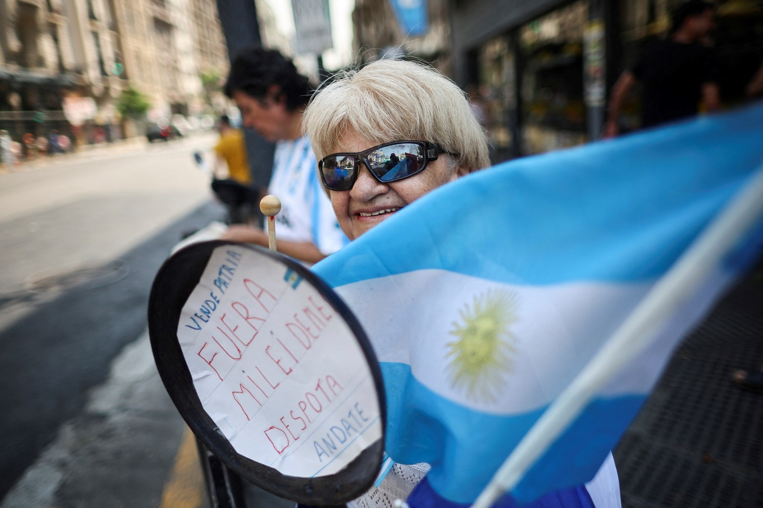 Un manifestante golpea una sartén frente al Congreso Nacional mientras los legisladores debaten sobre el proyecto de ley de reforma económica del presidente argentino Javier Milei, conocido como el "proyecto de ley ómnibus"