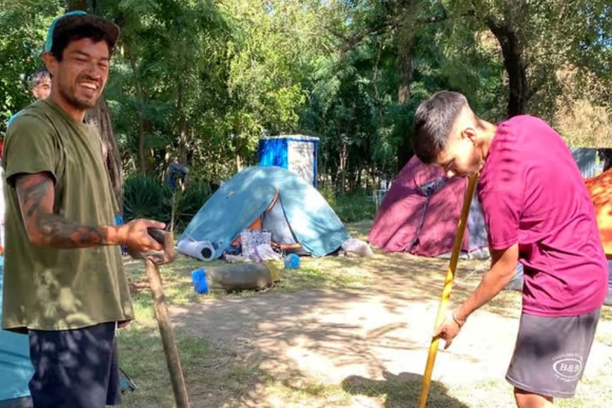 Voluntarios preparan el terreno para la instalación de las carpas en el predio comunitario del barrio Santa Rosa.