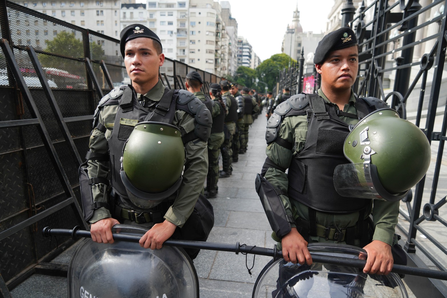 Gran cantidad de gendarmes rodean al edificio