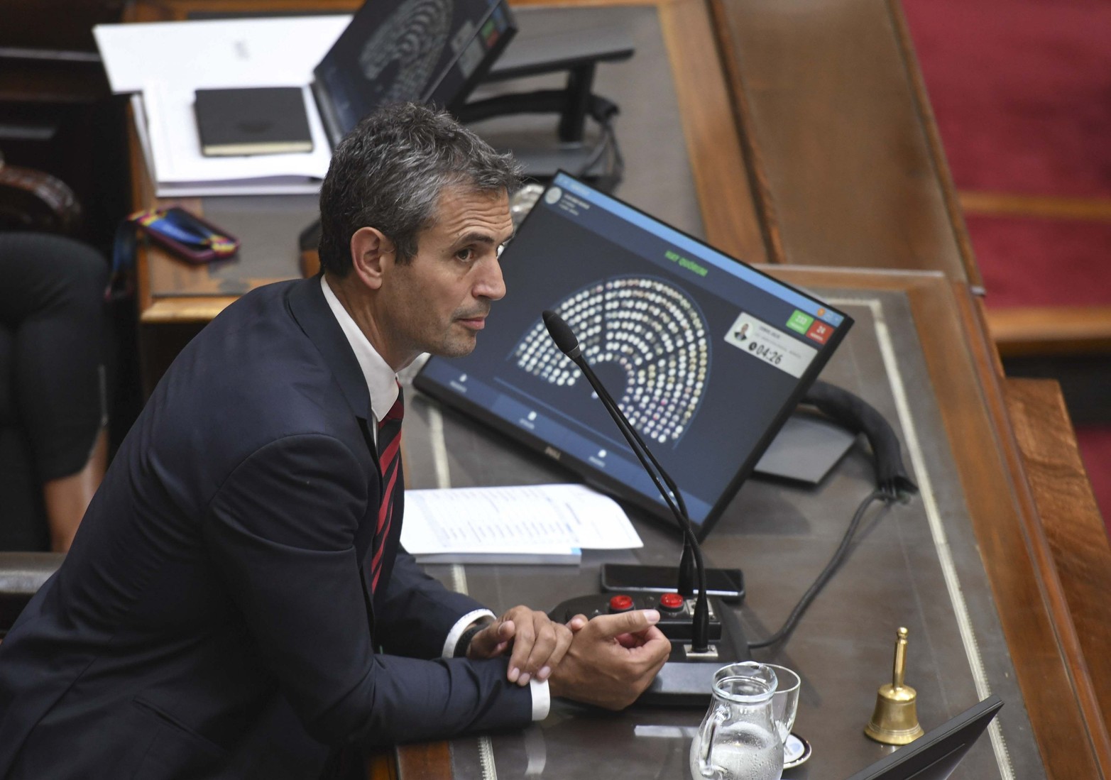 La Cámara de Diputados inició a las 10.30 la sesión especial en la que buscará aprobar el proyecto de ley "Bases y Puntos de Partida para la Libertad de los Argentinos", impulsado por el Gobierno nacional, con la presencia de 137 diputados del oficialismo y de los bloques más dialoguistas, en un plenario que demandará al menos 30 horas de debate con al menos un cuarto intermedio.