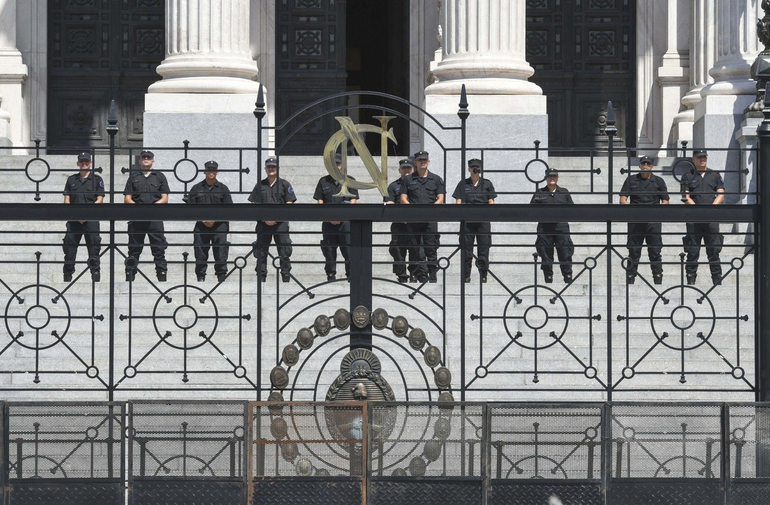 El Congreso fue vallado y gran cantidad de gendarmes rodean al edificio donde hoy se debatirá la ley Omnibus