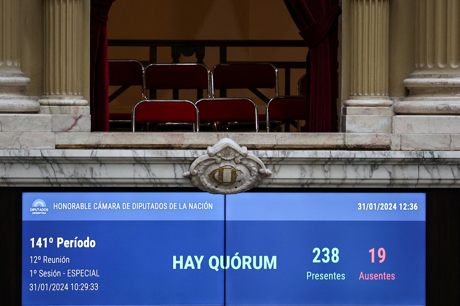 Una pantalla muestra el quórum mientras los legisladores debaten sobre el proyecto de ley de reforma económica del presidente argentino Javier Milei, conocido como el "proyecto de ley ómnibus".