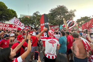 La previa de los hinchas de Unión en las inmediaciones del estadio.