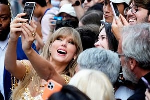 Singer Taylor Swift poses for a selfie with fans as she arrives to speak at the Toronto International Film Festival (TIFF) in Toronto, Ontario, Canada September 9, 2022. REUTERS/Mark Blinch
     TPX IMAGES OF THE DAY